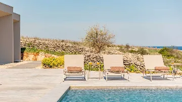 4-Bedroom Villa in Povljana for Up to 8 Guests