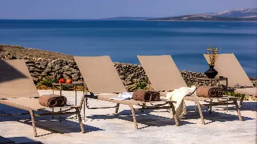 4-Bedroom Villa in Povljana for Up to 8 Guests