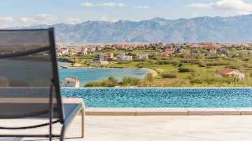 4-Bedroom Villa in Povljana for Up to 8 Guests