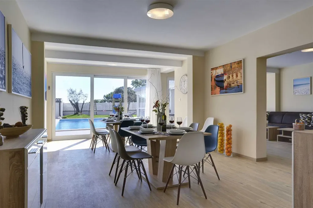 Seven-Bedroom Villa with Pool in Pula