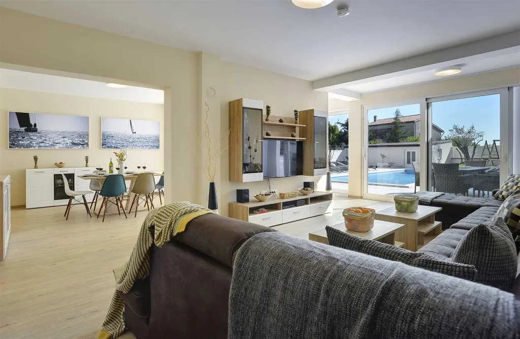 Seven-Bedroom Villa with Pool in Pula