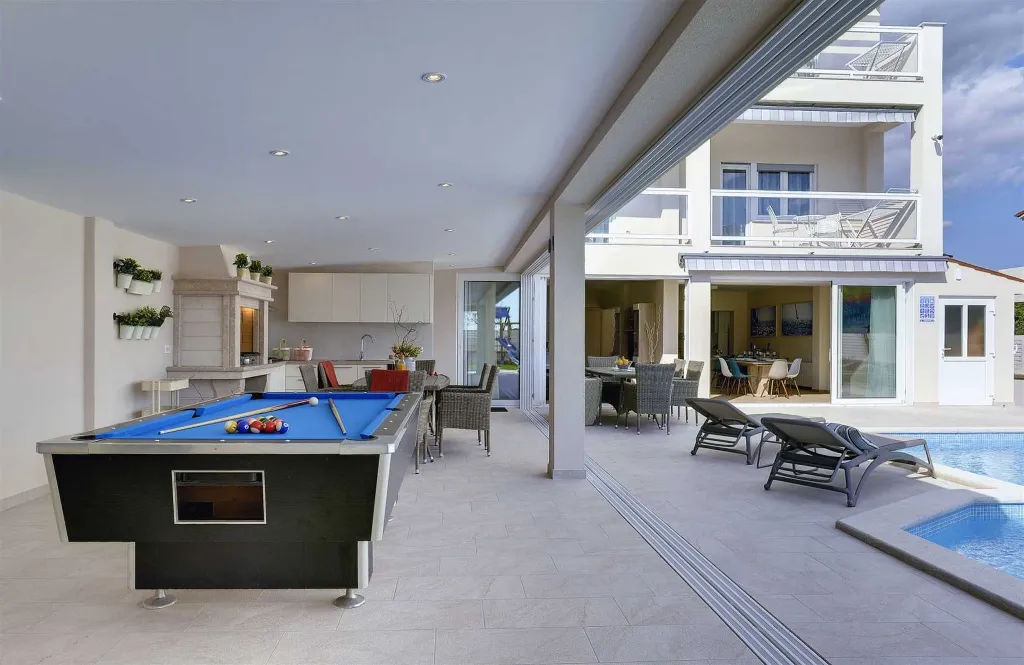 Seven-Bedroom Villa with Pool in Pula