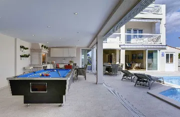 Seven-Bedroom Villa with Pool in Pula