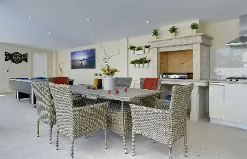 Seven-Bedroom Villa with Pool in Pula