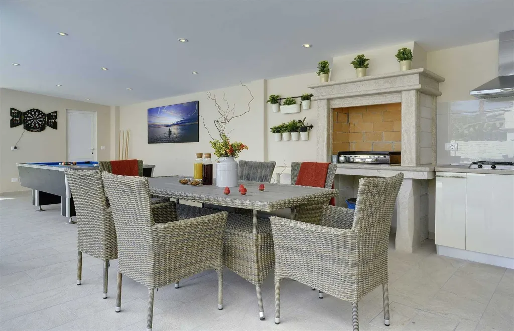 Seven-Bedroom Villa with Pool in Pula
