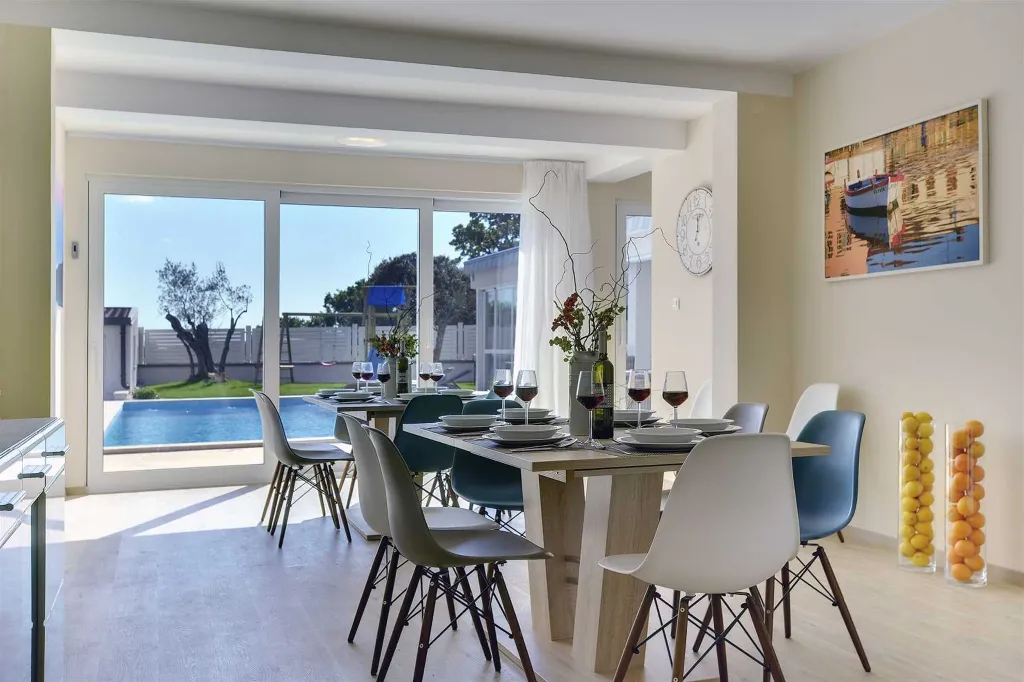 Seven-Bedroom Villa with Pool in Pula