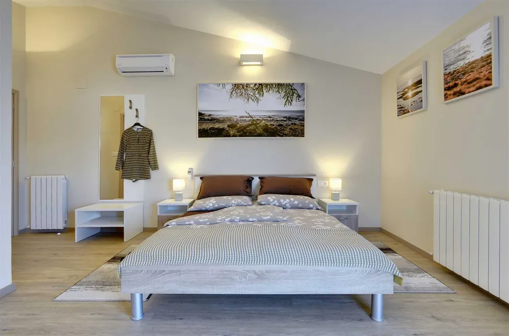 Seven-Bedroom Villa with Pool in Pula