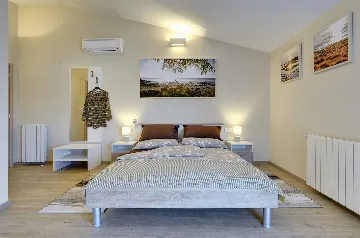 Seven-Bedroom Villa with Pool in Pula