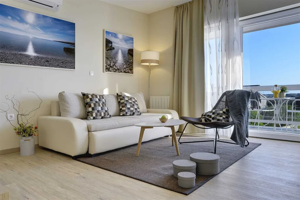 Seven-Bedroom Villa with Pool in Pula