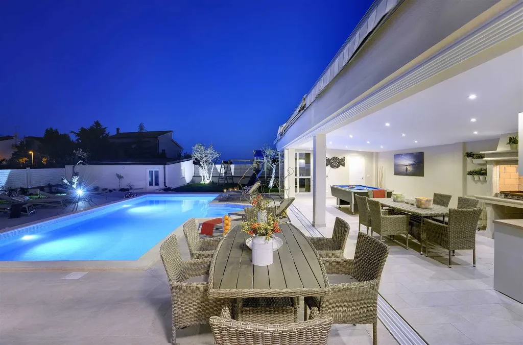 Seven-Bedroom Villa with Pool in Pula