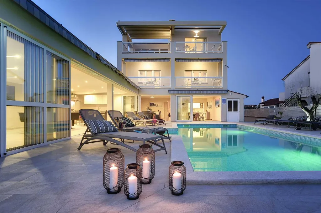Seven-Bedroom Villa with Pool in Pula