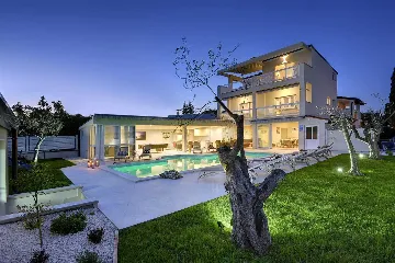 Seven-Bedroom Villa with Pool in Pula