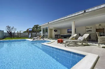 Seven-Bedroom Villa with Pool in Pula