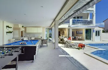 Seven-Bedroom Villa with Pool in Pula