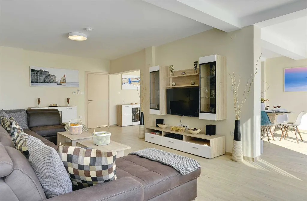 Seven-Bedroom Villa with Pool in Pula