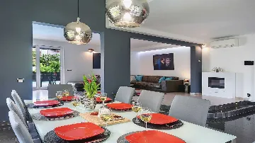 Four-Bedroom Villa with Pool in Vinkuran