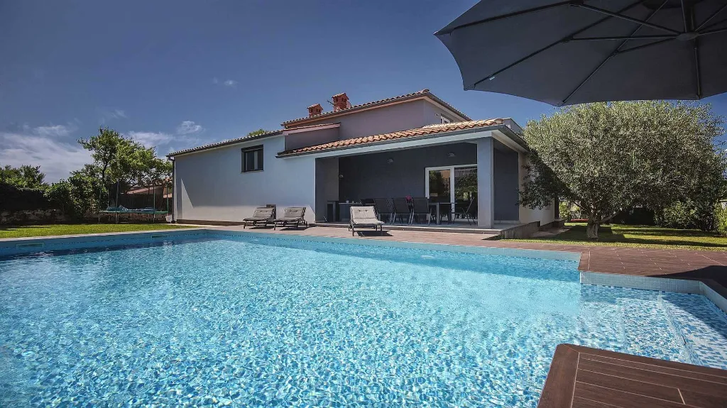 Four-Bedroom Villa with Pool in Vinkuran