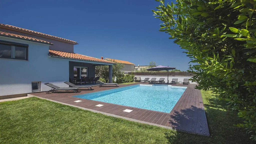 Four-Bedroom Villa with Pool in Vinkuran