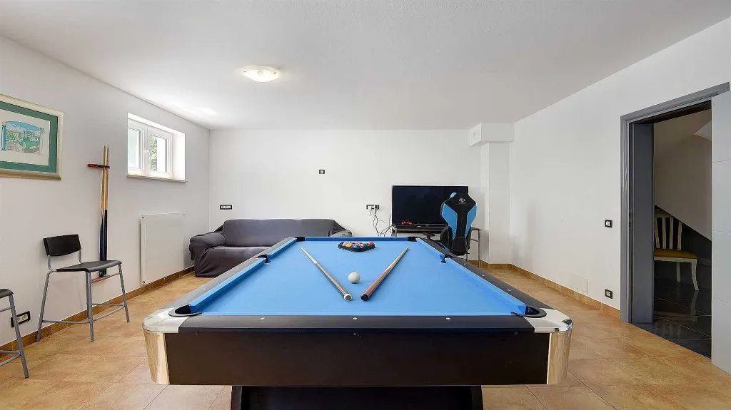 Four-Bedroom Villa with Pool in Vinkuran