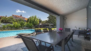 Four-Bedroom Villa with Pool in Vinkuran