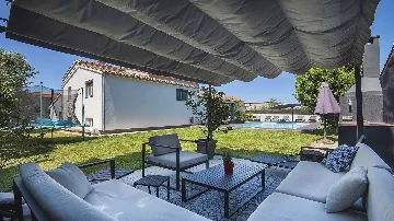 Four-Bedroom Villa with Pool in Vinkuran