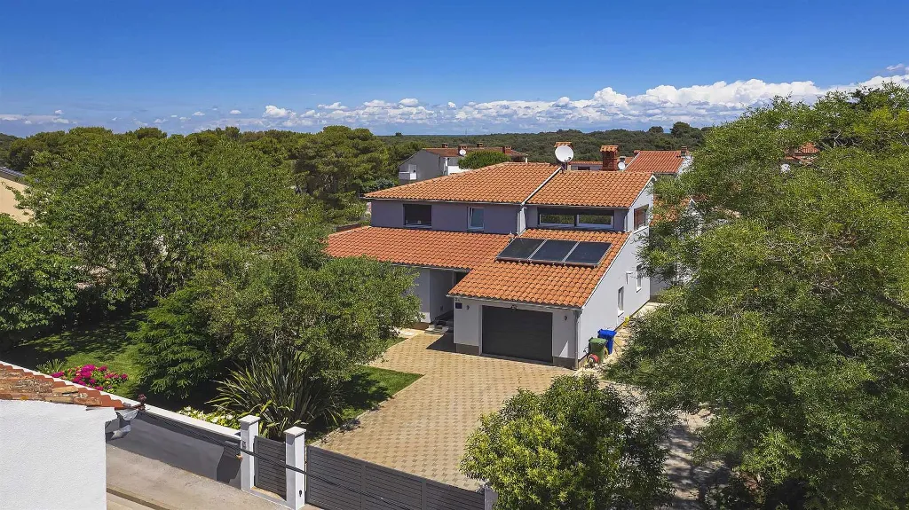 Four-Bedroom Villa with Pool in Vinkuran