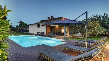 Four-Bedroom Villa with Pool in Vinkuran