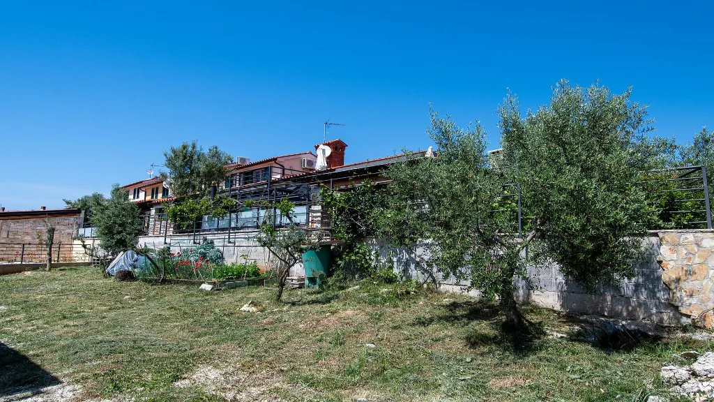 Villa with Outdoor Pool and Jacuzzi in Vodnjan