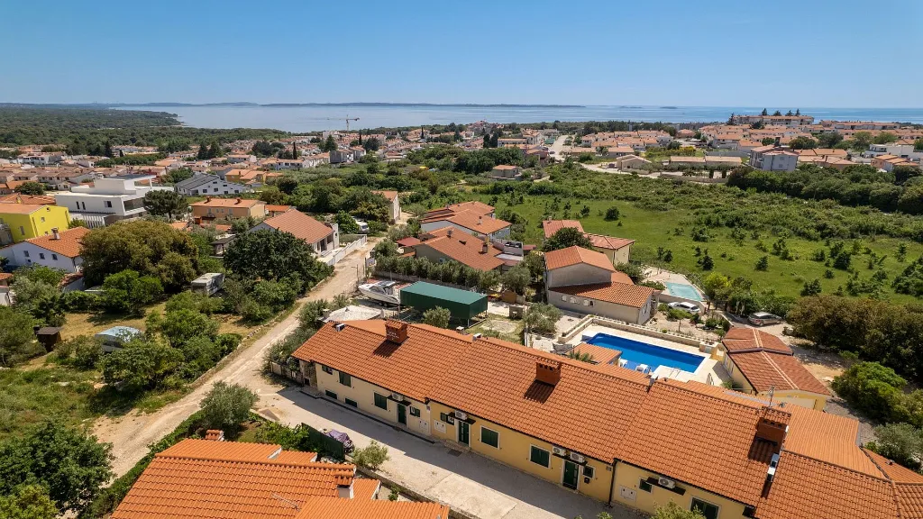 Villa with Outdoor Pool and Jacuzzi in Vodnjan
