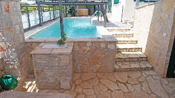 Villa with Outdoor Pool and Jacuzzi in Vodnjan