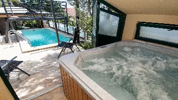 Villa with Outdoor Pool and Jacuzzi in Vodnjan