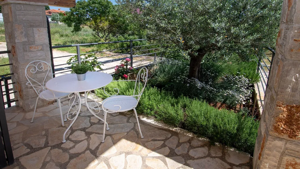 Villa with Outdoor Pool and Jacuzzi in Vodnjan