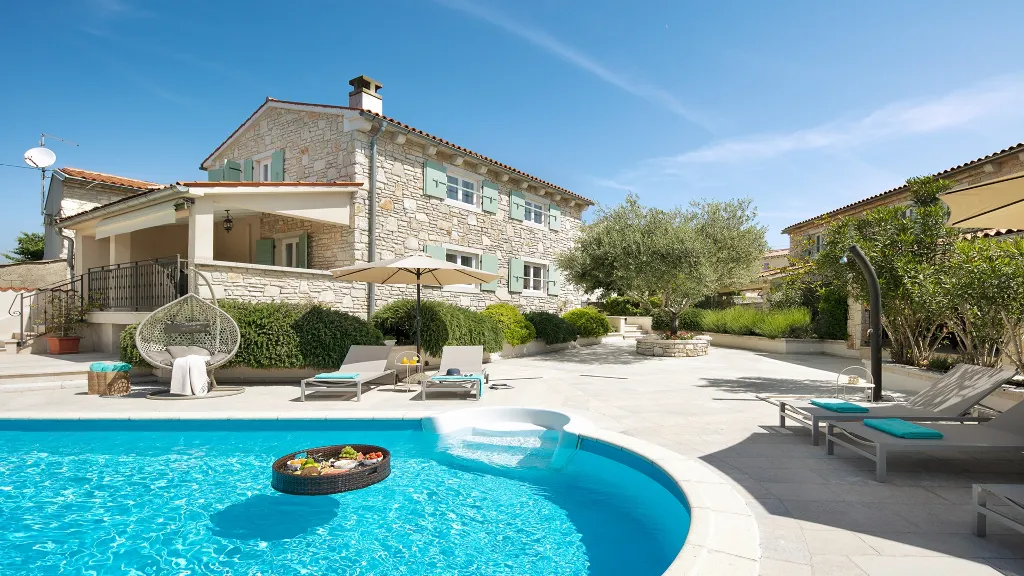 Villa in Kanfanar with 6 Bedrooms for 12 Guests