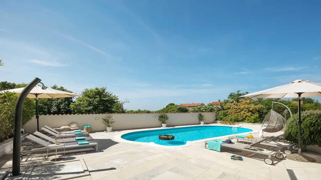 Villa in Kanfanar with 6 Bedrooms for 12 Guests