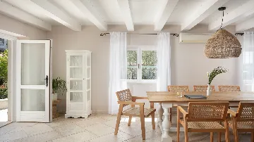 Villa in Kanfanar with 6 Bedrooms for 12 Guests