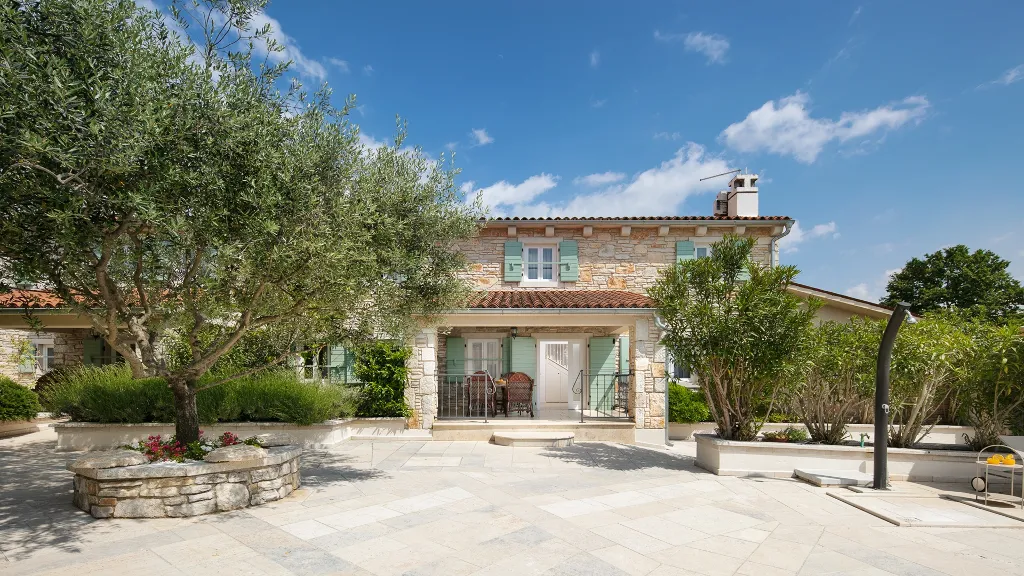 Villa in Kanfanar with 6 Bedrooms for 12 Guests