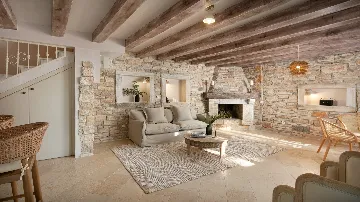 Villa in Kanfanar with 6 Bedrooms for 12 Guests