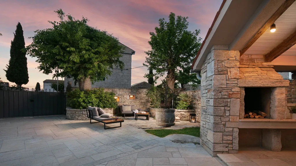Villa in Kanfanar with 6 Bedrooms for 12 Guests