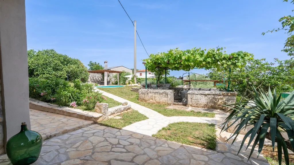 3-Bedroom Villa in Tinjan for 6 Guests