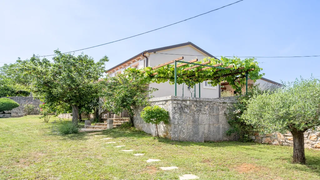 3-Bedroom Villa in Tinjan for 6 Guests