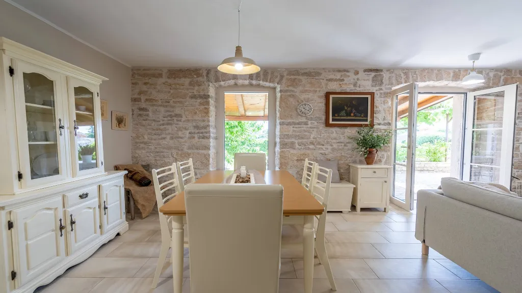 3-Bedroom Villa in Tinjan for 6 Guests