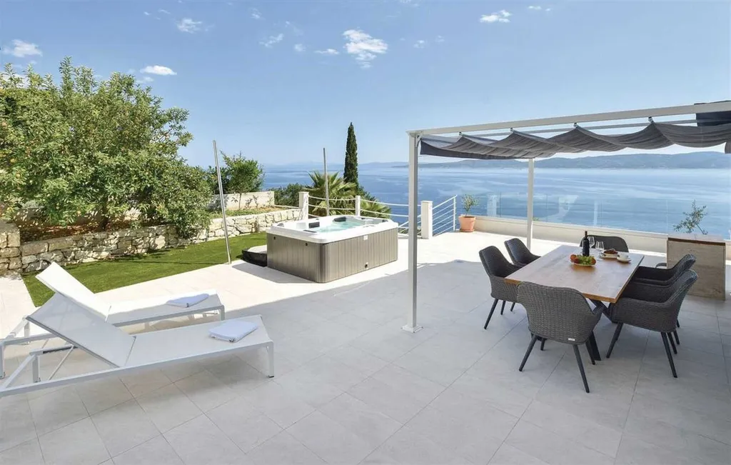 Sea View Villa in Pisak