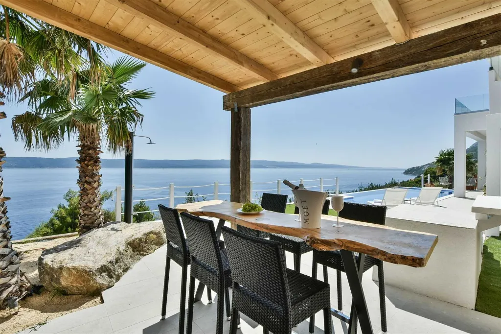 Sea View Villa in Pisak
