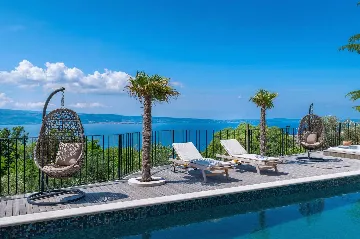 3-Bedroom Villa with Sea & Mountain Views, Jesenice