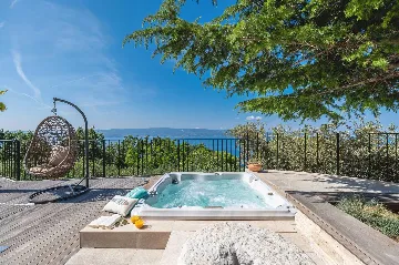 3-Bedroom Villa with Sea & Mountain Views, Jesenice