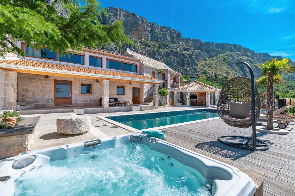 3-Bedroom Villa with Sea & Mountain Views, Jesenice