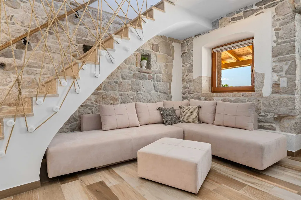 3-Bedroom Villa with Sea & Mountain Views, Jesenice