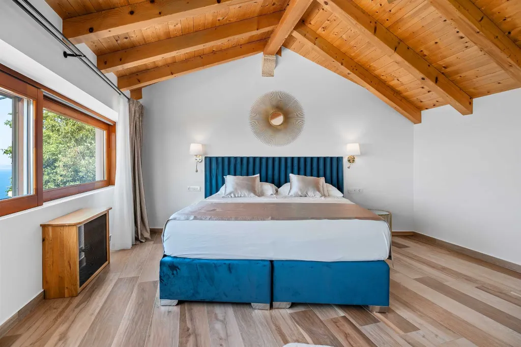 3-Bedroom Villa with Sea & Mountain Views, Jesenice