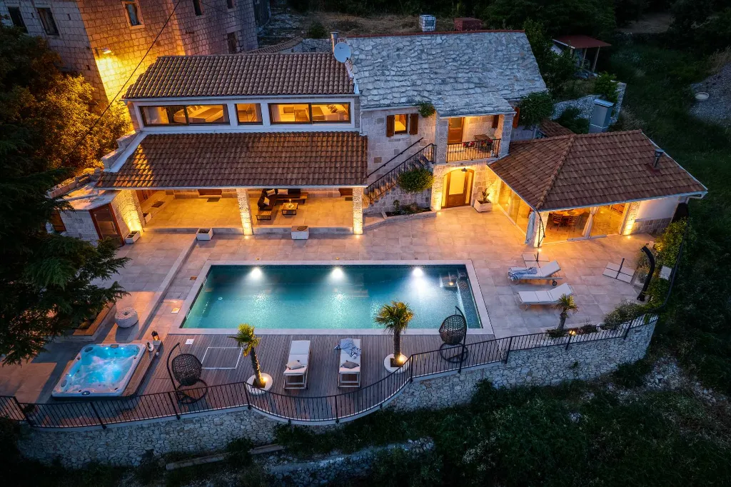 3-Bedroom Villa with Sea & Mountain Views, Jesenice