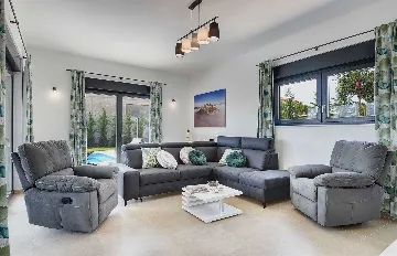 Villa with Pool in Jadreški